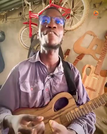 209K views · 10K reactions | En parallèle de ses activités musicales au sein du groupe TEX LBK , Ousmane est aussi un artisan accompli, il fabrique et commercialise des guitares sur mesures. A l’instar de Vieux Mac Faye, nous ne pouvons que soutenir ce brave jeune qui débute sur le marché du travail en cumulant cette double casquette musicien/luthier. Contact: 77 501 38 43 | Looda | Facebook
