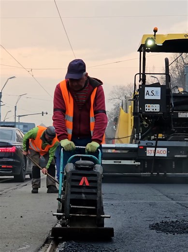 Așa cum am promis, odată ce temperaturile ne-au permis, am început în forță activitatea de refacere a covorului asfaltic pe majoritatea arterelor de circulație din Sectorul 4. În paralel, nu doar reparăm ceea ce s-a stricat în timpul iernii trecute, ci curățăm și igienizăm spațiile publice pe care le avem în administrare, precum străzile, trotuarele, aleile pietonale, locurile de joacă și parcările. Insistăm la rigolă, acolo unde se observă cel mai mult urmele neplăcute ale iernii destul de grel