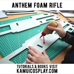 The Hammerhead rifle from Anthem is finally done! It’s completely made out of EVA foam from cosplayshop.be and a little bit of Worbla (the brown stuff). Based on a blueprint, that Benni made for me, I cut all pieces out of 10, 5 and 2mm EVA foam, glued them together with contact cement and used a dremel to shape them some more. I used PlastiDip for priming and Benni painted it with airbrush colors and acrylics. Finally I added this weird raincoat thing and top and glued the last parts on. Hope y