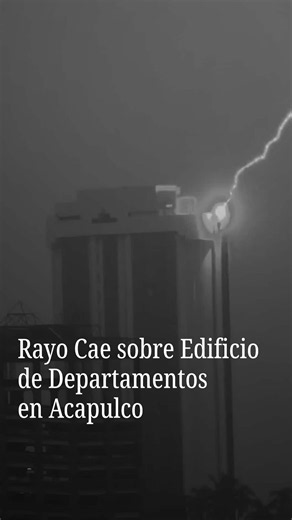 La tormenta eléctrica que cayó sobre Acapulco provocó que un rayo impactara la Torre Azul, un edificio de departamentos ubicado sobre la Costera Miguel Alemán. No se reportaron daños por el incidente. #viralnmás #Acapulco #Guerrero #TormentaElectrica