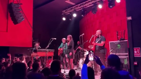 El sábado toqué por primera vez en Ponferrada y le dimos un repaso a Daiquiri Blues. Creo que nunca nos había sonado tan bonito en directo. Estoy súper orgulloso de mi fabulosa banda y de nuestro equipo. Nadia Álvarez se salió del mapa cantando Charo y Vidas cruzadas. El público estuvo increíble todo el fin de semana. Hemos decidido hacer en Guadalajara Salitre 48 y en Toledo iremos a por Daiquiri Blues. Millones de gracias a todos. Quique. 🎥 Pedro Alvarez | Quique González