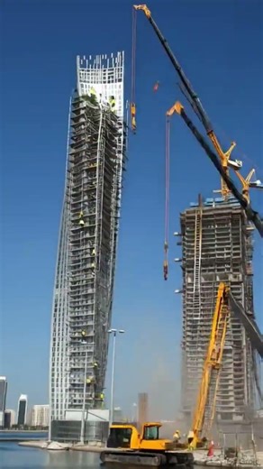 Workers Building Cayan Tower 😱 | Twisting Skyscraper Timelapse #shorts
