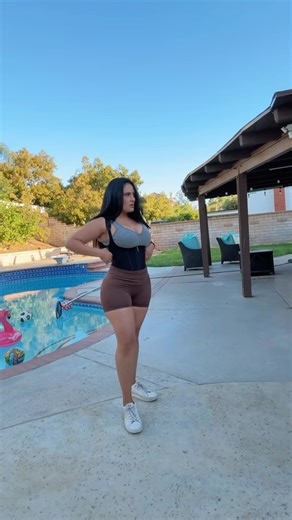 The more I use it the easier it gets. 🥰 #waisttraining #faja #workhard #motivation #encouragement #selfcare #positive | Karlajrojas