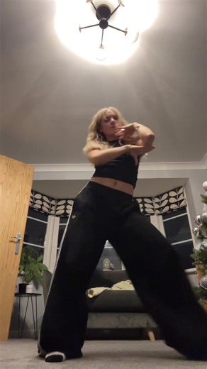 Welcome to my front room x #dancer #dancetrend Dc @mai🖤