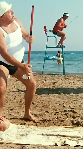 776K views · 3.1K reactions | "Mai puntare il fucile contro la faccia"  Scena divertente dal film Le Comiche (1990) #shorts | Primo Piano | Facebook