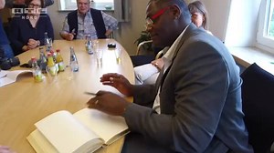 Besondere Ehre für Alphonso Williams: Der Gewinner der aktuellen Staffel von DSDS - Deutschland sucht den Superstar durfte sich am Montag im Ammerland in das Goldene Buch der Gemeinde eintragen! | RTL Nord