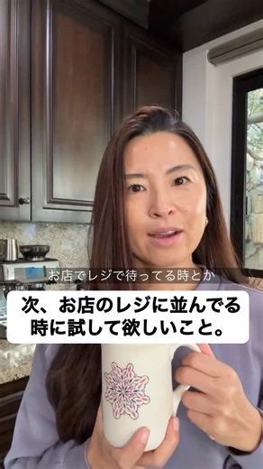 📱 スーパーのレジ待ちやエレベーターの中で、ついスマホに手が伸びてない？ 何もしていないと不安になる、ソワソワしてしまう…。 だけど、その「何もしない時間」こそ、自分にとってだいじ🤭 🧘‍♀️ ほんの5分、10分でもいいから、 スマホを触らずに、自分の心と体、周りの世界に意識を向けてみよう。 その時間にひと呼吸。呼吸に意識を向けたり深呼吸するのも良いよね😌 🌱 思考や感情を観察するだけで、新しい気づきや心の余裕が生まれるはず。 「10分すら時間を取れないなら、それは人生を生きていないのと同じ。」 次、無意識にスマホに手が伸びそうになったら… 📣「STOP！」という私の声を思い出してね😆✨ この投稿にドキッとしたら、コメントで挙手✋🙋‍♀️🙋‍♂️してね😆 #マインドフルネス #デジタルデトックス #深呼吸 #何もしない時間 #セルフケア | Wellness To Go by Arisa, ウェルネス To Go