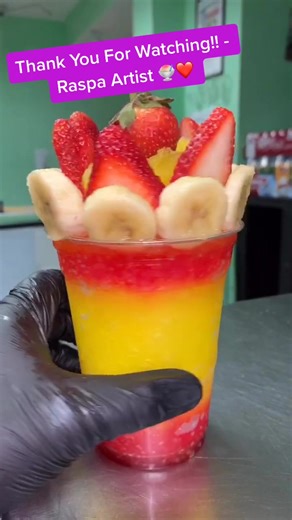 How to Make a Paradise Raspa with Sliced Strawberries and Bananas