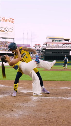 cute couple alert‼️‼️ @Kyle “KJ” Jackson #savannahbananas #bananaball #codysimpson #prettybrowneyes #wholesome