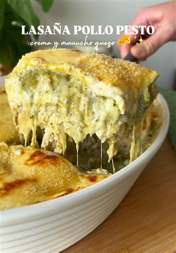 LASAÑA POLLO PESTO 🌿 La lasaña es uno de mis platos favoritos y más si tiene esta combinación! Con pollo desmenuzado, pesto y mucho queso! 🫕 tienen que probarla! I N G R E D I E N T E S Relleno de pollo y pesto - 2 pechugas de pollo cocidas - 1 cebolla en pluma - 1 cda de salsa de soya - 1/2 taza crema de leche - Pimienta negra y sal - 380 g de pesto 🌿 - 500 g láminas de lasaña - 100 g queso parmesano - Láminas de queso gauda Salsa bechamel - 40 gramos de mantequilla - 40 gramos de harina - 8