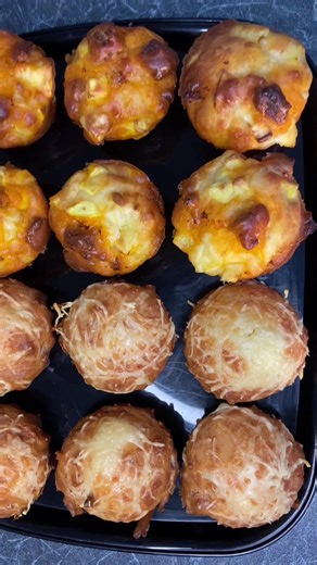 Muffins salés super moelleux 🧁 Plutôt chorizo courgette ou classique emmental lardon ? Ingrédients : - 180g de farine ( ici sans gluten) - 1/2 sachet de levure chimique - 2 cuillères à soupe d’huile d’olive - 3 œufs - 10 cl de lait Toppings : - 1/2 courgette - 100g de chorizo - Chèvre - 100g de lardons - Emmental Cuisson : 180 degrés environ 15 minutes #pourtoi #foryou #tiktokcuisine #recttefacile #recette