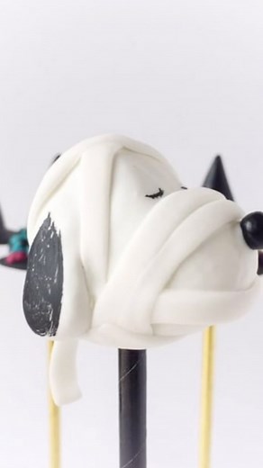 Ana | Unforgedible Art® on Instagram: "Snoopy, but make it spooky! 🎃👻 Bringing back a classic just in time for Halloween! 🖤 Sculpt your own mummy Snoopy using @mylittlecakepopmolds Heart-shaped mold. 💕 Give it a try and use code UNFORGEDIBLEART10 for a discount @mylittlecakepopmolds! #edibleart #cakepops #cakedecorating #cakepoppin #spookycute #spookyseason #halloween #fallseason #snoopy #snoopydog #snoopycakepops #halloweentreats #spookyvibes"