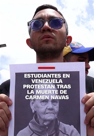 Distintos grupos de estudiantes marcharon en #Caracas para exigir justicia y dar con los responsables en el caso de Víctor Hugo Quero Navas, fallecido mientras se encontraba detenido bajo custodia del Estado. La #protesta también rindió #homenaje a la madre de Víctor Hugo, Carmen Teresa Navas, quien murió este domingo después de pasar meses reclamando información sobre su hijo, desaparecido en enero de 2025. La movilización terminó con escenas de tensión frente a la sede del Servicio Bolivariano
