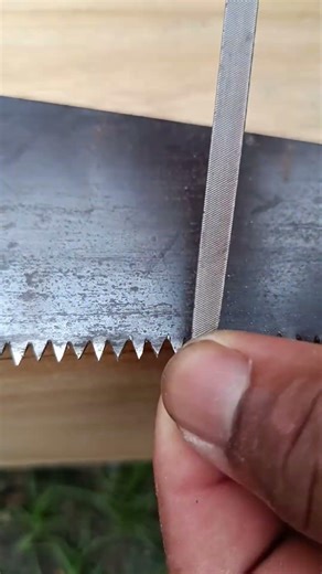Methods and techniques for sharpening saw blades using a file. #shorts