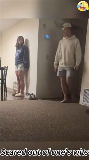 People getting scared hilariously 😂#PrankCompilation #FunnyPranks#JumpScares #EpicPranks