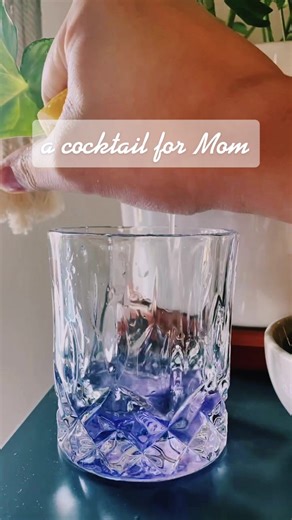 A cocktail almost as magical as Mom✨ #mothersday #cocktailtok #gincocktailrecipes #mothersdayideas #mothersdaydrink #witchycocktails #magiccocktail