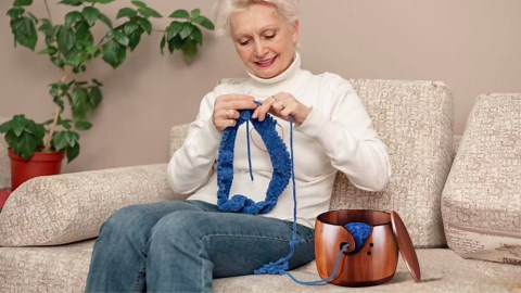 Foxyoo Yarn Bowl for Crocheting - 7x5in Large Wood Knitting Bowl with Lid, Crochet Accessories and Knitting Gadgets Supplies