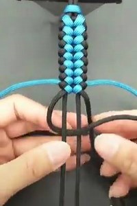estas pulseras, no son tejidas en crochet, estan realizadas con la tecnica del macrame. En este video podran ver diversas maneras de utilizar esta tecnica para confeccionar pulseras, aunque tambien podriamos aplicarla para cinturones, manijas de bolsos o carteras, collares y correas para nuestras mascotas... me parece que son ideas divertidas, coloridas y faciles de hacer. :) | Tejidos artesanales en crochet