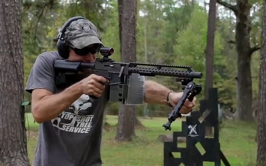 全自动带式22 LR机枪！射速快，最重要的是这太tm丝滑了