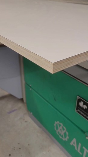 Het blad boven de wasmachine en droger heb ik gemaakt van berken multiplex beplakt met HPL. Het berken is erg stijf en blijft mooi recht. Het HPL is een harde toplaag. Het HPL heb ik geplakt met contactlijm. Super eenvoudig aan te brengen met het click&fix systeem van Frencken #houdbaarhout #howto #stepbystep #woodworkingtips #woodworkingtools | Houdbaar Hout