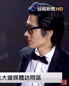 CHUANDO TAN 陈传多 on Instagram: "那天，“金马奖”星光大道红毯乱发的我😂 I didn’t even realize my hair was that messy LOL sorry folks 😂🙈"