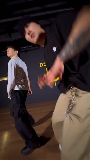 독특크루 | DOKTEUK CREW on Instagram: "소리쳐 너를 찾아🧊 C. @dokteuk_jdok @dokteuk_luke S. @riize_official - fame #dokteukcrew #reels #choreography #dance #dancevideo #riize #fame"