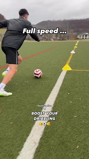 Boost your Dribbling ⚽️🫡 ❤️ Train your two-footed skills attrspeed! It might look easy, but trust me, it's insanely difficult. Only players with real ambition push themselves to master both feet at this intensity. Do you have what it takes? no excuses, just progress!