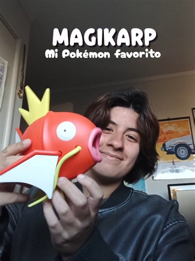 Desde que me regalaron mi primera Nintendo 3ds que Magikarp se ha quedado en mi equipo en todas las generaciones Mi meta ahora es conseguir el peluche gigante de medio metro ¿lo podré traer de Japón pronto? 🐎 Tengo curiosidad de saber cual es su Pokémon favorito, los leooo 👀 #Pokemon #magikarp #chile