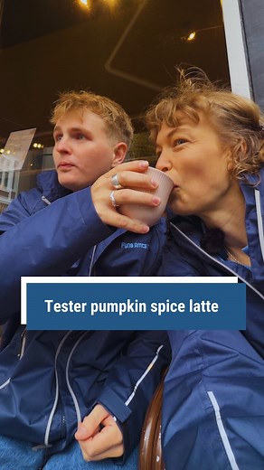 Efteråret er for alvor over os og det er blevet tid til sæsonens store trend: Pumpkin Spice Latte 🎃☕️ Vi har testet de tre varianter, vi kunne finde i Svendborg fra @gastropub_borsen, @cafezowie og @knaewr 🫶🏼 🎥✂️: Sigurd Bertram / Julie Reimer. #svendborg #kaffe #pumpkinspicelatte | Ugeavisen Svendborg