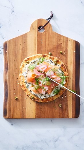 Create meal for any time of day inspired by everyone’s favorite breakfast — an everything bagel sandwich! This clever and delicious Smoked Salmon Pitza from Martha Stewart & Marley Spoon uses a pita as the base for lemon-dill cream cheese, smoked salmon, and fresh herbs. Order your meal kit to make your own: https://bit.ly/2V9p5Mr | Martha Stewart