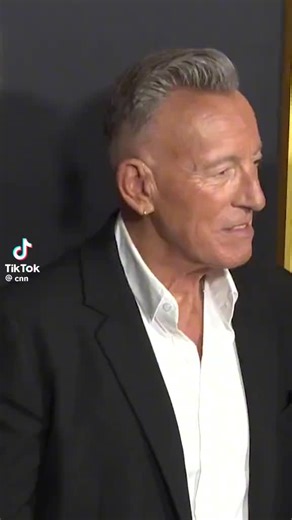 布鲁斯·斯普林斯汀（英语：Bruce Frederick Joseph Springsteen，1949年9月23日—），美国摇滚歌手、词曲作家与吉他手，有“The Boss”、“工人皇帝”之称。斯普林斯汀经常与E街乐团共同创作与巡回演出，此外也以个人的身份或是与其它乐手联袂演出。一方面明显地受到猫王、伍迪·格思里、皮特·西格、埃迪·科克伦与鲍勃·迪伦的影响，而另一方面也受到60年代以来的摇滚乐与节奏布鲁斯的熏陶，斯普林斯汀的音乐也被称作“哈特兰摇滚”（Heartland rock），带着流行的风味、诗人般的歌词，与美国爱国主义情结，尤其是以他的家乡新泽西为主轴来环绕。他对于表达一般中下阶层民众的生活，不仅是发自内心的诚恳，更有着悦耳动听的旋律以及辛辣直截的批判，让他得到了20项格莱美奖、2项金球奖、1座奥斯卡金像奖。他于1999年入选摇滚名人堂，入选歌曲作者名人堂，2004年滚石杂志将他排名为有史以来最伟大的艺术家第23名，Bruce Frederick Joseph Springsteen (born September 23, 1949) is an American rock 