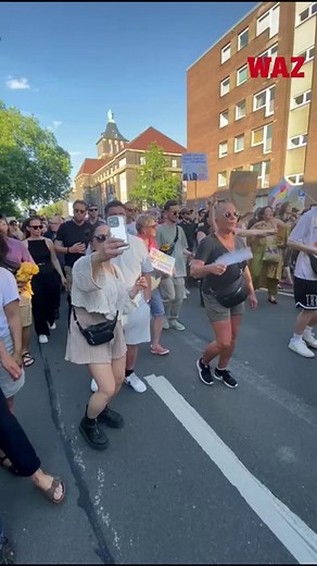 4.3K views · 44 reactions | Die Macher der Instagram-Seite "Essen diese" und andere haben die Rave-Demo in Essen organisiert und so gegen den AfD-Parteitag protestiert. Hintergründe und noch mehr Fotos findet ihr unter dem Link im ersten Kommentar. | WAZ | Facebook