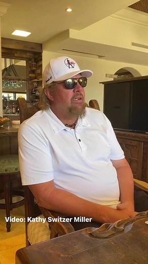 Toby Keith singing one of Barry Switzer's favorite songs. See Coach Switzer's tribute to his long time friend tonight at 10 on News 9.#tobykeith #barryswitzer #friendship #news9 #news Robin Marsh | KWTV - NEWS 9