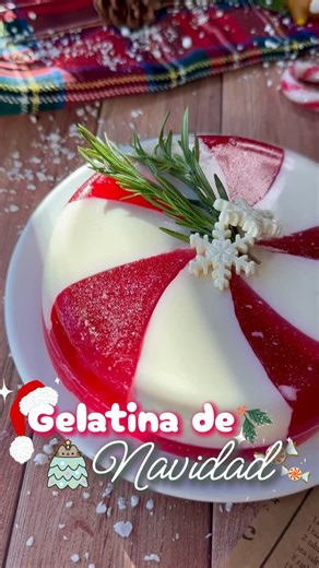 🎄 GELATINA NAVIDEÑA 🍓 @burpee_vet 🎄 Cuando llegues con este postre se van a quedar todos alucinados🤭 Tiene sabor a fresa, por supuesto, y la puedes hacer fácilmente saludable usando gelatina sin azúcar 🎄 INGREDIENTES ➖ 200 ml de leche ➖ 4 gr de endulzante (40 gr si quieres usar azúcar) ➖ esencia de vainilla ➖ 5 gr de gelatina en polvo ➖ 1 sobre de gelatina de fresa con o sín azúcar ➖ 300 ml de agua ➖ purpurina comestible 🎄 Mezcla a fuego medio la leche con la vainilla, endulzante y agrega