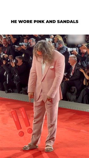 Jason Momoa surprised on the red carpet with his outfit... However, looking relaxed, stylish, and attractive at the same time is his specialty. | Celebrities