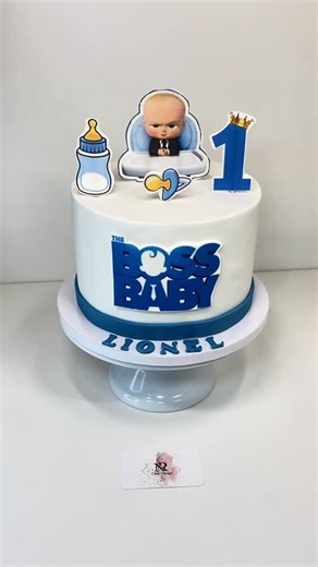 NR Cake Design on Instagram: "🎂💼 THE BOSS BABY 💙👶 Voici un gâteau 100 % personnalisé inspiré de Boss Baby 🍼👑 Un design clean, moderne, et plein de caractère pour célébrer le 1er anniversaire du petit Lionel 🎉 ✨ Chaque détail est pensé avec soin : 🍼 Thème sur mesure 🎨 Couleurs élégantes ✍️ Prénom personnalisé 🎂 Fait avec passion et précision 👉 Tu cherches un gâteau unique, qui marque les esprits et fait sensation sur les photos & vidéos ? Tu es au bon endroit 😌 📩 📩 Commandes de gâte