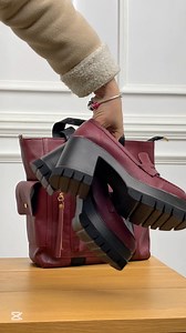 Accentul perfect pentru ținutele tale – pantofii cu toc și geanta shopper burgundy care îmbină stilul și funcționalitatea! ✨👞👜 | Barneystore.ro