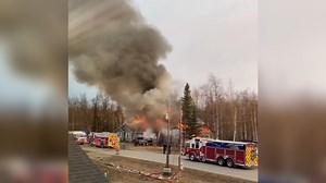 Video captured early this morning in Wasilla shows flames and smoke engulfing a house in a deadly blaze. FULL STORY 👉 https://tinyurl.com/yuvf3jat | Alaska's News Source