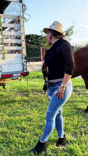A Beautiful Lady in a majestic landscape 🇨🇴 #culturas4k #horses #ladies #lifestyle #usa #mexico