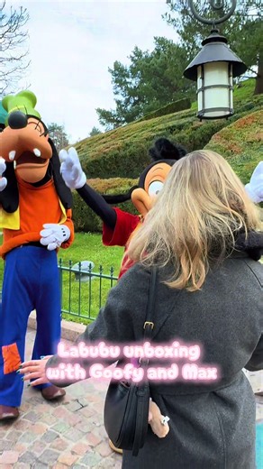 Unboxing Goofy and Max Merchandise at Disneyland Paris