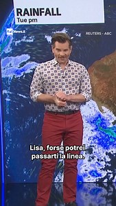 Durante il programma “ABC News Breakfast”, il meteorologo australiano Nate Byrne ha vissuto un momento particolarmente difficile mentre era in diretta. Mentre presentava le previsioni meteo, Byrne ha iniziato a manifestare sintomi evidenti di un attacco di panico, come piccoli spasmi e difficoltà nel parlare e deglutire, segni chiari che qualcosa non stava andando per il verso giusto. Invece di cercare di mascherare la situazione, Byrne ha scelto di affrontare il momento con estrema sincerità. I