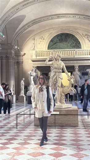 MORINA on Instagram: "Um conjunto em linho 100% não podia faltar no nosso lançamento! Blazer e shorts em linho no tom bege com uma camisa de tricoline e lenço compõem um look chic e clássico que amamos 🤍✨ #morina #morinaoficial"