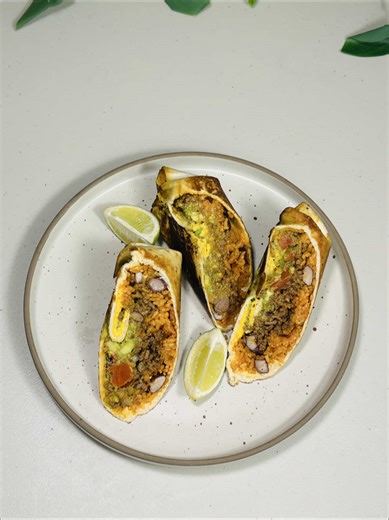 Burrito au bœuf Ingredient: Pour le riz: Haricot rouge Riz: deux tasse et demi Beurre Eau: à hauteur Tomate concentré:2 cuillère Bouillon de boeuf:un petit morceaux Sel:un pincée Poivre:1 c.à c Piment d’espelette:1 c.à s Gingembre en poudre: 1 c.à s -Tomate Oignon rouge Sel Poivre Piment d’espelette Jus de citron vert Avocat Sel Poivre Jus de citron vert Sauce: Mayonnaise Ketchup Sriracha Ciboulette Crème fraîche Boeuf haché Tomate concentré:1 cuillère Sel Poivre Paprika Gingembre en poudre Ont 