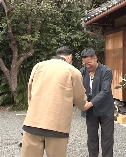 aniki(eiji katano) on Instagram: "【ブラアニキ★ DANJI JAPAN前編】 4/12(土)21:00プレミア公開！男なら盆栽と下駄と雪駄と半纏〜盆栽作家の伊藤壮吾が大阪で手がけるジャパニーズカジュアル！ ご視聴シクヨロお願いします。 https://youtu.be/S8-ECaZPjuQ?si=HQfJ3Rsm2x3QzFVP @sogoito.danji @danji.japan #伊藤壮吾 #談侍 #DANJIJAPAN #danji #bonsai #ジャパニーズカジュアル #ジャパカジ #日本男児 #下駄 #雪駄 #盆栽 #足袋 #革足袋 #半纏 #大阪 #古民家 #Japan @eijikatano #アニ気絶 #アニチューブ #ブラアニキ #eijikatano #片野英児 #アニキ #キーアニ #アニ立ち #アニがとうございます"