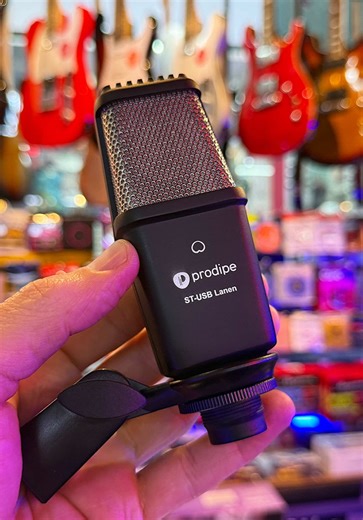 Un mic condenser que se conecta directo a tu compu. PRODIPE ST USB - Microfono condenser. - Ideal para grabación de voces o instrumentos. - Capta el sonido en formato corazón (ideal para tomas de audio frontales). - Sensibilidad de -35 DB. - Graba a 48.000 khz. - SLP de entrada maximo de 135 DB. - Conecta por USB a tu computadora. - Incluye pipeta / funda / cable USB.. 🛍️ Conoces las ventajas de comprar por nuestra página? ✅ Compras más barato que en ML, tenes envío gratis y botón de arrepentim