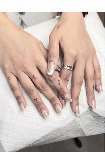 Elegant Finger Tattoos: Fine Line Designs and Trends