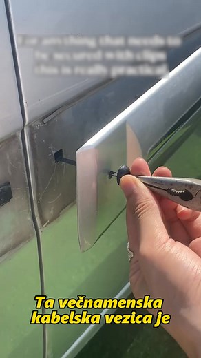 12 reactions |  Ta večnamenska kabelska vezica je neverjetno...
