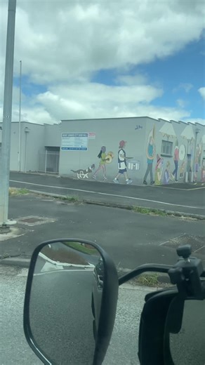 South Australia is off to a fantastic start for the Hayes family adventures, offering some stunning places to explore in and around Mount Gambier: 📍Mount Gambier: Known for its unique landscape, Mount Gambier is famous for its volcanic and limestone. 📍Blue Lake: A breathtaking sight, the Blue Lake turns a vibrant cobalt blue during the warmer months. This lake, which fills the crater of an extinct volcano, is a definite must-see. 📍Little Blue Lake: This sinkhole lake is a popular spot for swi