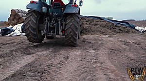 Valtra N101 & MF 690   Keenan Fütterung Kühe