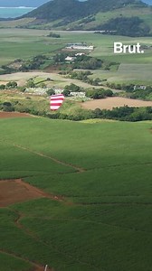 2.1K reactions · 817 shares | Sur l'île Maurice, ce cerf-volant de 120m² est utilisé comme une éolienne aérienne. Voici comment ça fonctionne. | Brut | Facebook